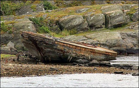 Resterna av Cementa vid Mj�lkekilen, Marstrand 2014-07-13