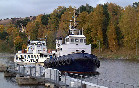 Djurgården 8 bogserad av Tug närmar sig slussen.