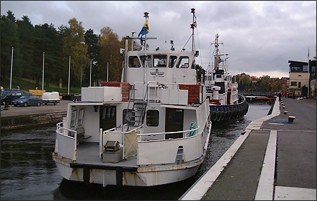 Ekipaget kör in i slussen.
