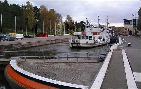 Slussportarna stängs.