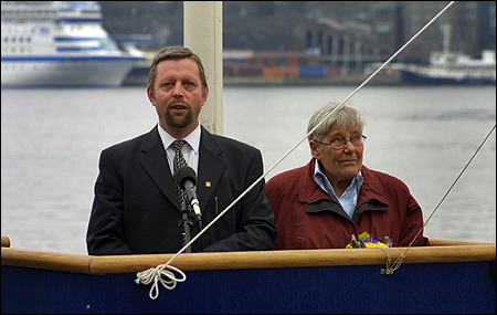 Varvets VD Ole Arnt Angelsen tillsammans Gudmor Kerstin Fogelström.