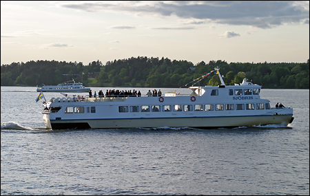 Både Sjögull och Sjöbris följde paraden, den sistnämnda under charter.