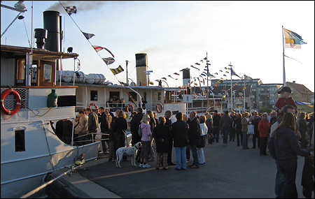 Folkliv på kajen i Vaxholm.