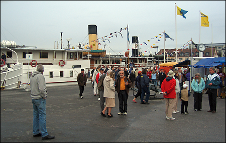 Sparsamt folkliv på kajen i Vaxholm.