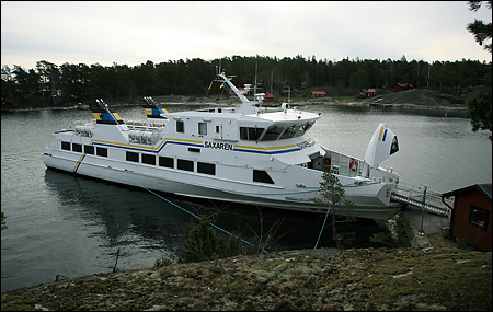 Saxaren förtöjd vid Korsö brygga, Korsö.