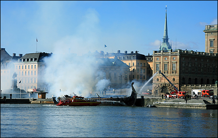 Släckningsarbete vid Skeppsbron vid 09-tiden.