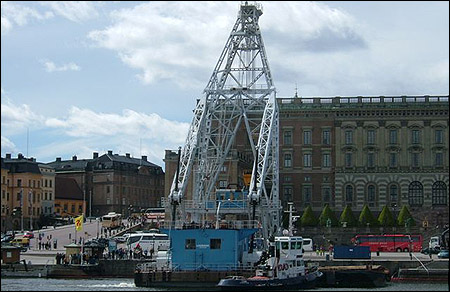 Lodbrok vid Skeppsbrokajen inf�r lyftet.