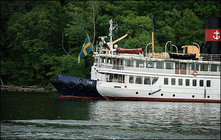 Assisteras av bogserbåten Tug.