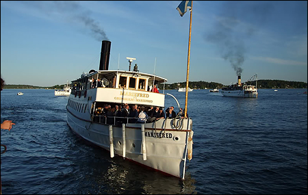 Mariefred på väg in till kaj i Vaxholm.