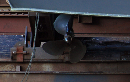 Babords propeller, roder saknas.