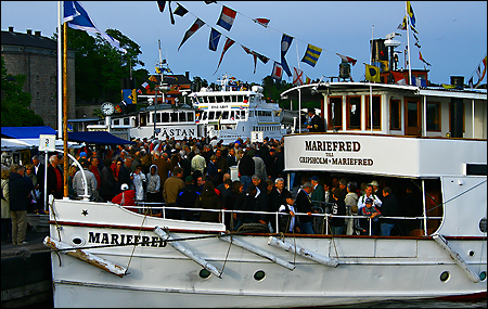 Folkliv på kajen invid Mariefred.