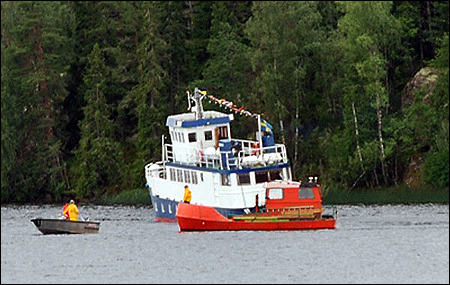 Omega grundst�ter p� kv�llen den 30 juli. Kl. 11.47 den 31 juli �r hon �nnu inte loss.
