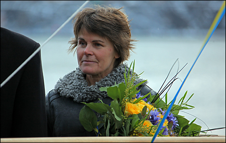 Gudmor Camilla Strandman gör sig redo för att släppa flaskan.