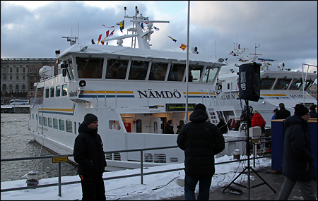 Fartygets namn blottas efter att flaskan krossats.
