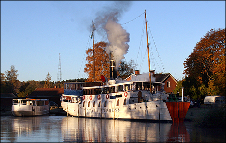 Man lämnar kajen utanför Motala Docka kl. 08.07.