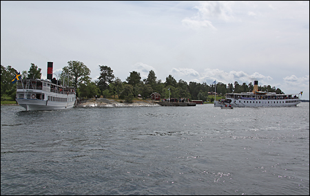 Medans Blidösund lägger ut från Glyxnäs försöker Waxholm III lägga till vid klipporna som såpas av Blidöborna.