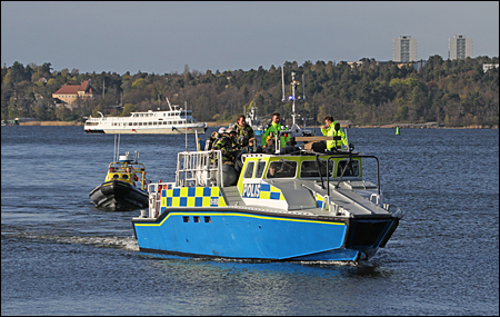 Sj�polisen k�r in bes�ttningsm�n f�r kontroll, samt brandm�n.