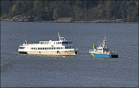 KBV 311 h�ller Sj�gull i v�ntan p� bogsering.