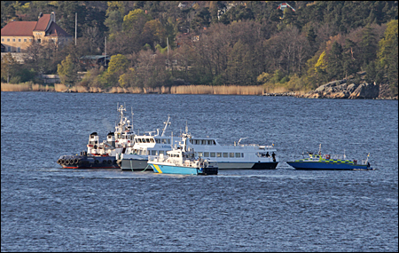 Tug kopplar Sj�gull f�r bogsering.