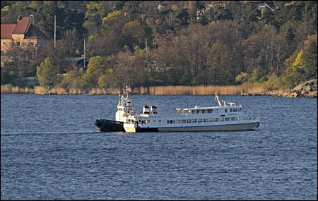 Tug bogserar iv�g Sj�gull mot Rind� kl. 19.07.