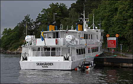 Förtöjd vid bryggan för att inte glida ut.