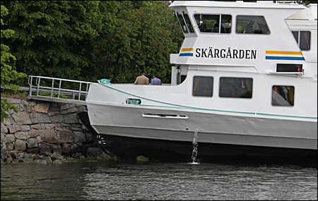 Stäven vikt sig åt babord. Vatten från förpik länsas.