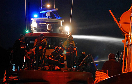 Rescue Stenhammar ansluter i släckningsarbetet.