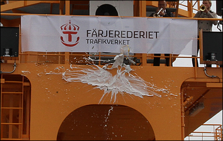 Flaskan krossas på första försöket kl. 13.33.
