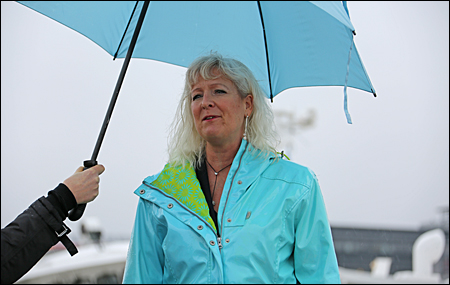 Gudmor Annika Tennstrm nskar fartyget all lycka innan flaskan svingas ivg.