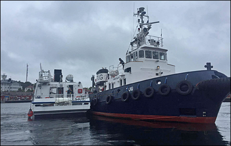 Bogserbåten Tug hämtar Eskil dagen efter och bogserar henne till Kummelnäs varv.