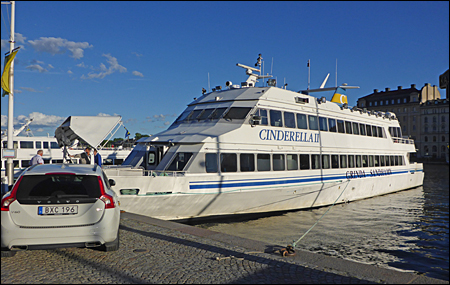 Cinderella II vid Strandvägskajen, Stockholm senare på kvällen.