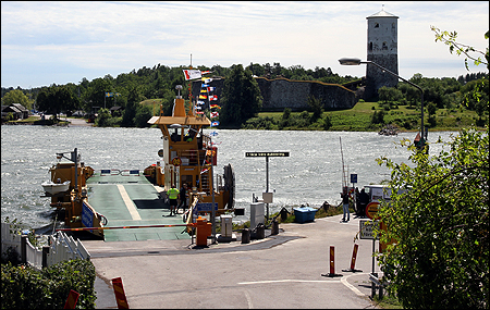 Elvira med stor flaggning inför invigningen.