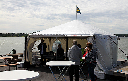 Besökarna bjuds på kaffe och underhållning.