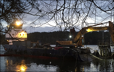 Arbetsbåten Belinda i Årstaviken gräver upp fartygsdelar