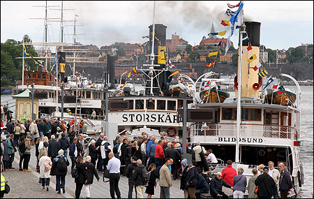 De fyra medverkande �ngb�tarna inv�ntar avf�rd mot Vaxholm.