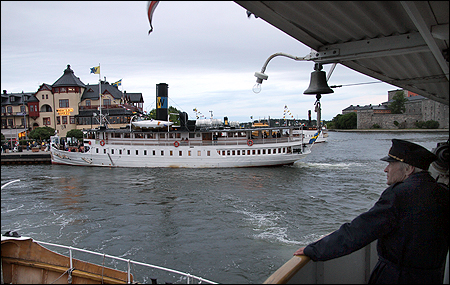 Kl. 21. 30 �r det dags f�r fartygen att �terv�nda till Stockholm.