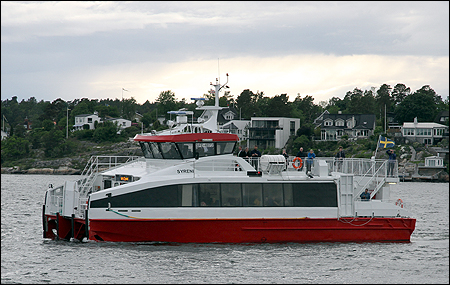 Sk�rg�rdens senaste tillskott, Syreni, m�ter kortegen utanf�r Liding�.