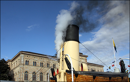 �ngvisslan ljuder f�r avg�ng till Vaxholm