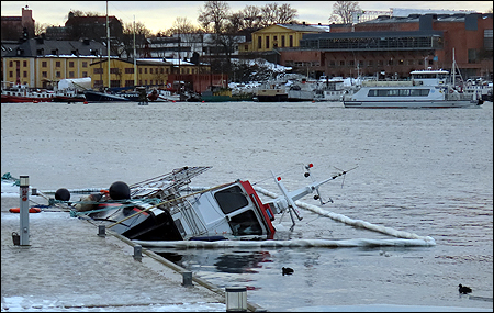 Länsar har lagts ut om det skulle läcka olja