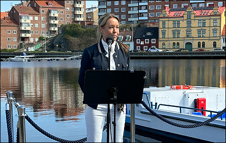 Anna Wallin talar.