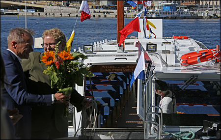 Karin Wanng�rd, finansborgarr�d d�per om b�ten genom att dra undan ett pappersark som dolt namnet i entren.