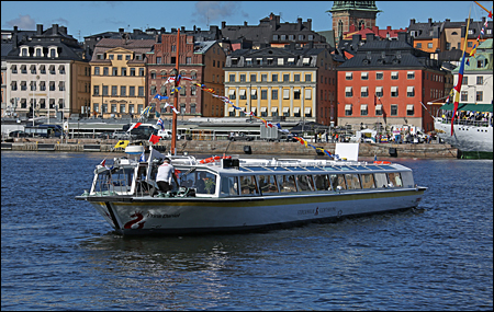 Prins Daniel backar ut och ger inbjudna en invigningstur.