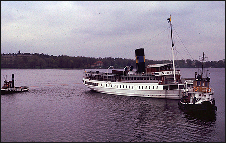 Norrtelje bogseras av bogserbåtarna Svenne och Finnboda.