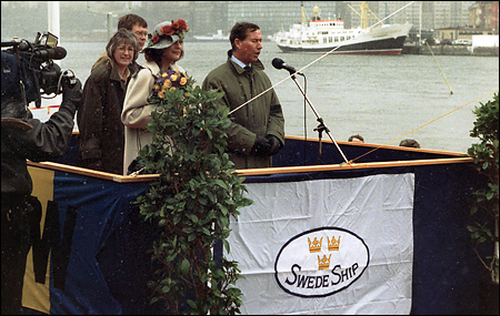 Gudmor Sylvia Lindenstrand inför dopögonblicket.