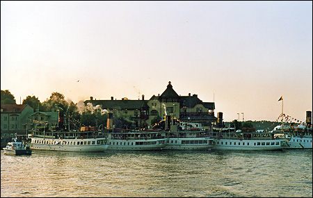 Ångfartygen ligger kvar i Vaxholm kl. 22.00 när Väddö avgår mot Stockholm.