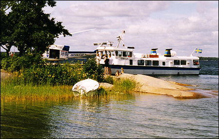 Ambulanshelikopter och Tärnan vid Norröra brygga.