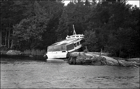 Delfin XI på land på Byholmen, Södermöja 1976-07-02