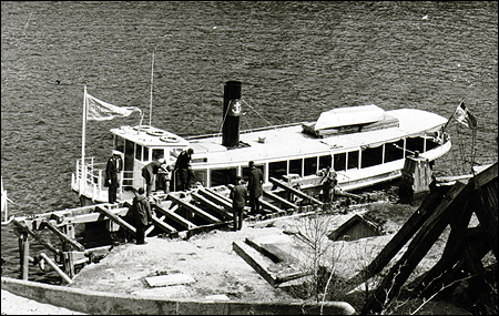 Sjöfröken vid gamla utlastningsbryggan, Tullingesjön 1972-05-13
