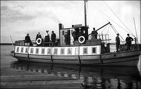 Vega vid Katrinelunds brygga, Stora Mellösa ca. 1910