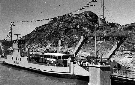 Färja 61/298 vid Skår vid invigningen av Gullmarsleden, Lysekil 1976